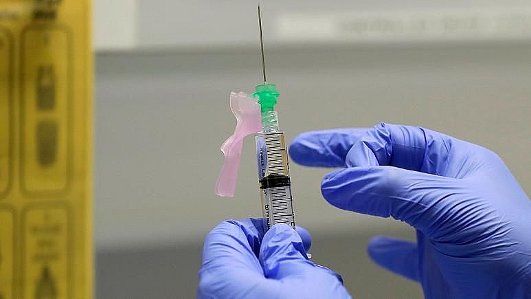 COVAX đặt mục tiêu đẩy nhanh việc phát triển và sản xuất vaccine ngừa Covid-19. (Nguồn: AFP)