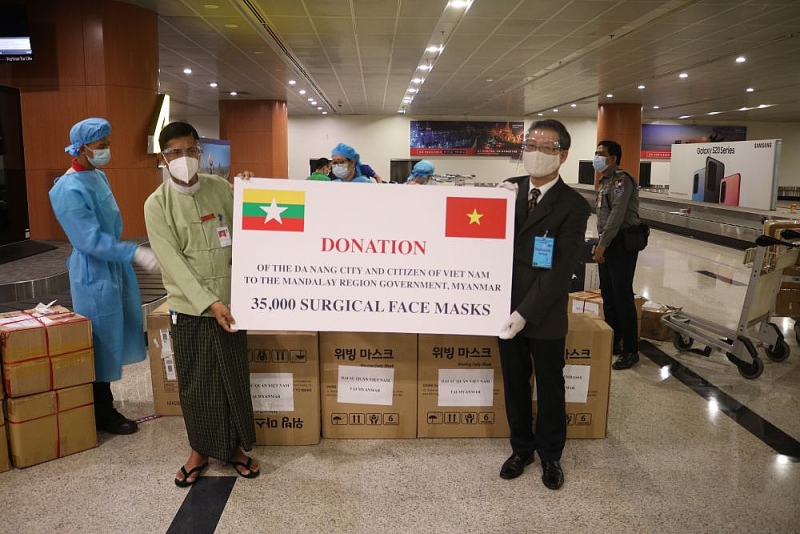 Đại sứ Việt Nam tại Myanmar Lý Quốc Tuấn trao quà ủng hộ cho đại diện vùng Mandalay. (Nguồn: ĐSQ VN tại Myanmar)