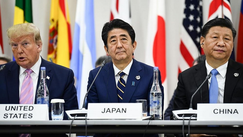 Tổng thống Mỹ Donald Trump, cựu Thủ tướng Nhật Bản Shinzo Abe và Chủ tịch Trung Quốc Tập Cận Bình tại Hội nghị G20 lần thứ 14 tại Osaka, Nhật Bản năm 2019. (Nguồn: AFP)