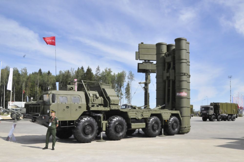Hệ thống tên lửa phòng không S-400 do Nga sản xuất. (Nguồn: ESD)