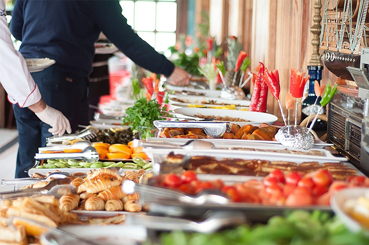 Nếu tổ chức tiệc mang tính chất ngoại giao, nên tham khảo trước sở thích, phong tục, thói quen ăn uống của khách dự tiệc để lên thực đơn hợp lý nhất cho bữa tiệc buffet. (Nguồn: Daily Sabah)