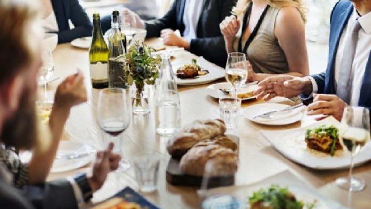 Trong bữa tiệc, Hãy thưởng thức các món ăn từ từ để có thời gian trò chuyện cùng những người khác và cũng là để thể hiện sự lịch sự.