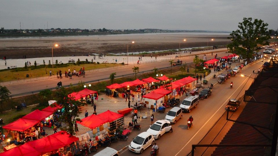 “Ngã ngửa” ở Vientiane nga ngua o vientiane