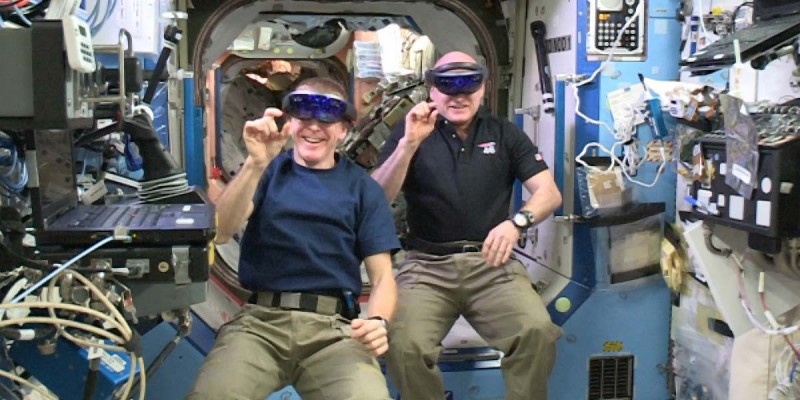 phi hanh gia tram iss thu nghiem kinh hololens trong khong gian