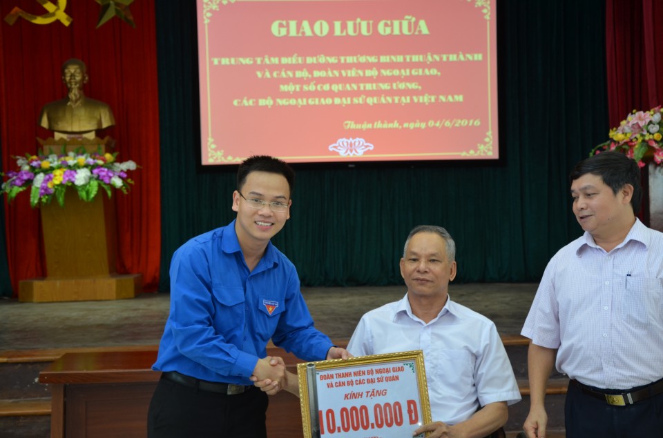 "Hành trình hữu nghị và tuổi trẻ" hanh trinh huu nghi va tuoi tre