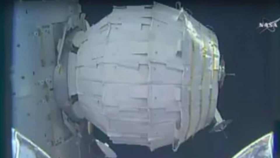 Lần đầu tiên đặt chân vào ngôi nhà không gian trên ISS lan dau tien dat chan vao ngoi nha khong gian tren iss