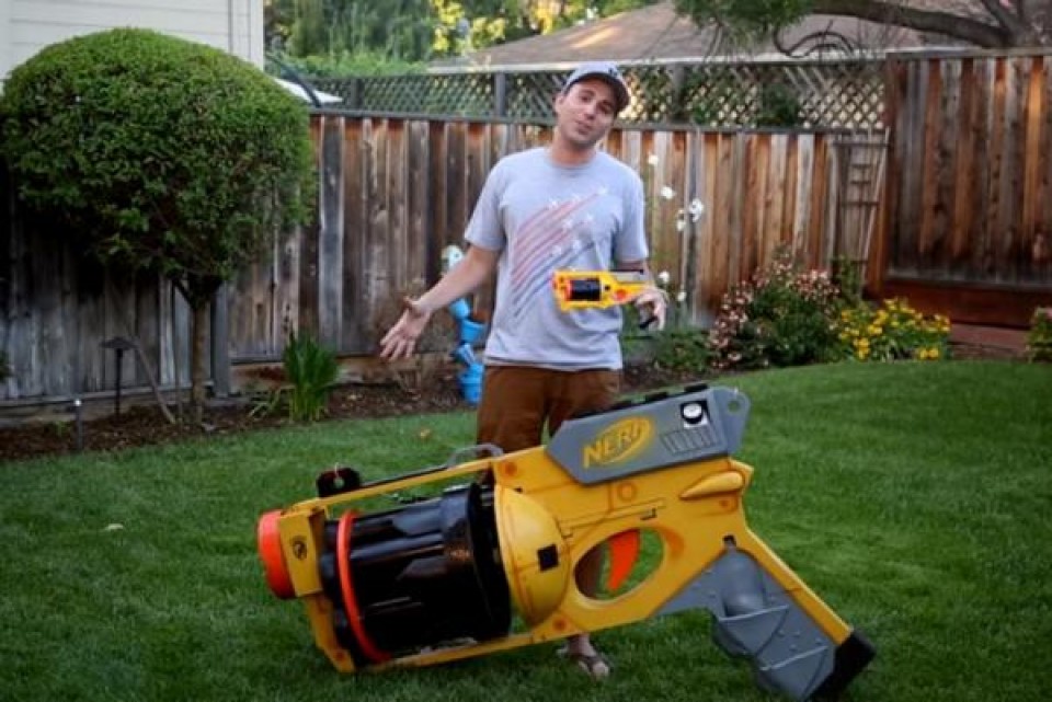 Khẩu súng Nerf to nhất thế giới khau sung nerf to nhat the gioi