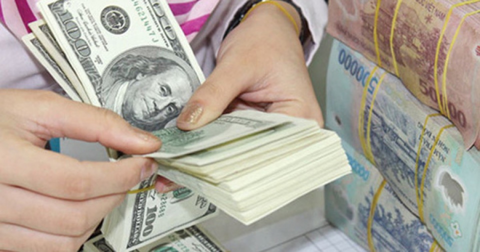 gia vang va usd bien dong bat thuong