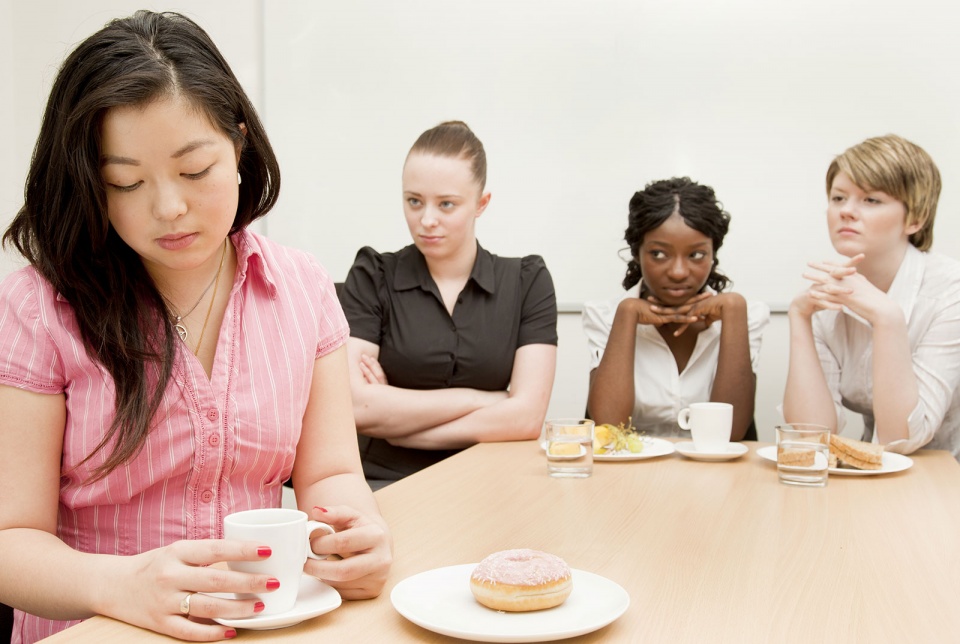 su phan biet doi xu gay hai cho giac ngu nhu the nao