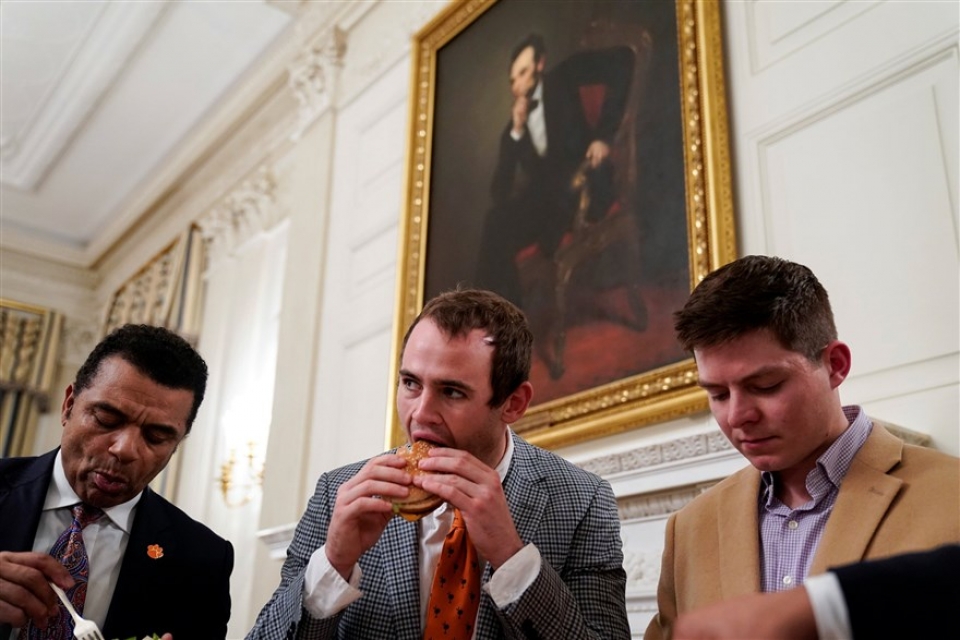 su kien trong tuan qua anh 13 201 khi nha trang tiep khach bang do an nhanh