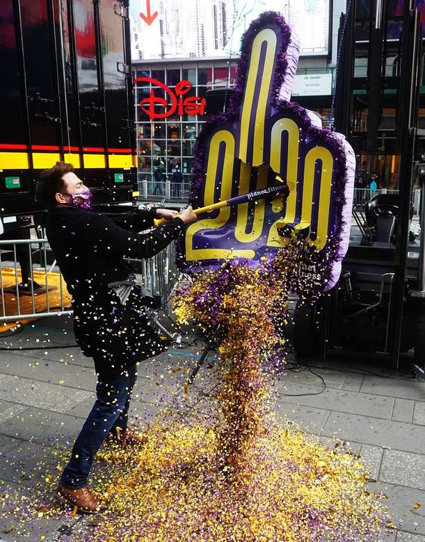 Ảnh ấn tượng tuần (28/12-3/1): Ông Trump thảnh thơi chơi golf, Chuyện vaccine Covid-19, Giao thừa kỳ lạ nhất lịch sử và đánh bom kinh hoàng ở Yemen