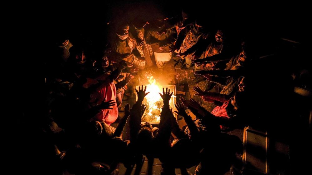 Ảnh ấn tượng tuần (28/12 3/1): Câu chuyện vaccine Covid-19, giao thừa lạ lùng nhất lịch sử, ông Trump chơi golf và đánh bom kinh hoàng ở Yemen