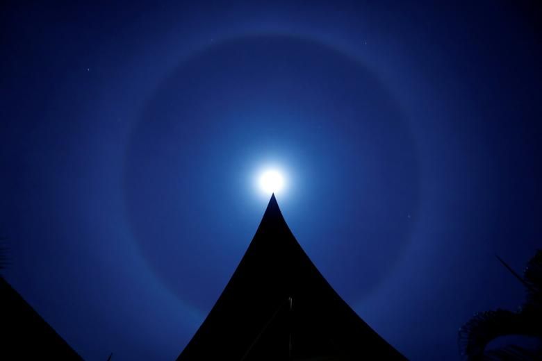 Ảnh ấn tượng tuần (28/12 3/1): Câu chuyện vaccine Covid-19, giao thừa lạ lùng nhất lịch sử, ông Trump chơi golf và đánh bom kinh hoàng ở Yemen