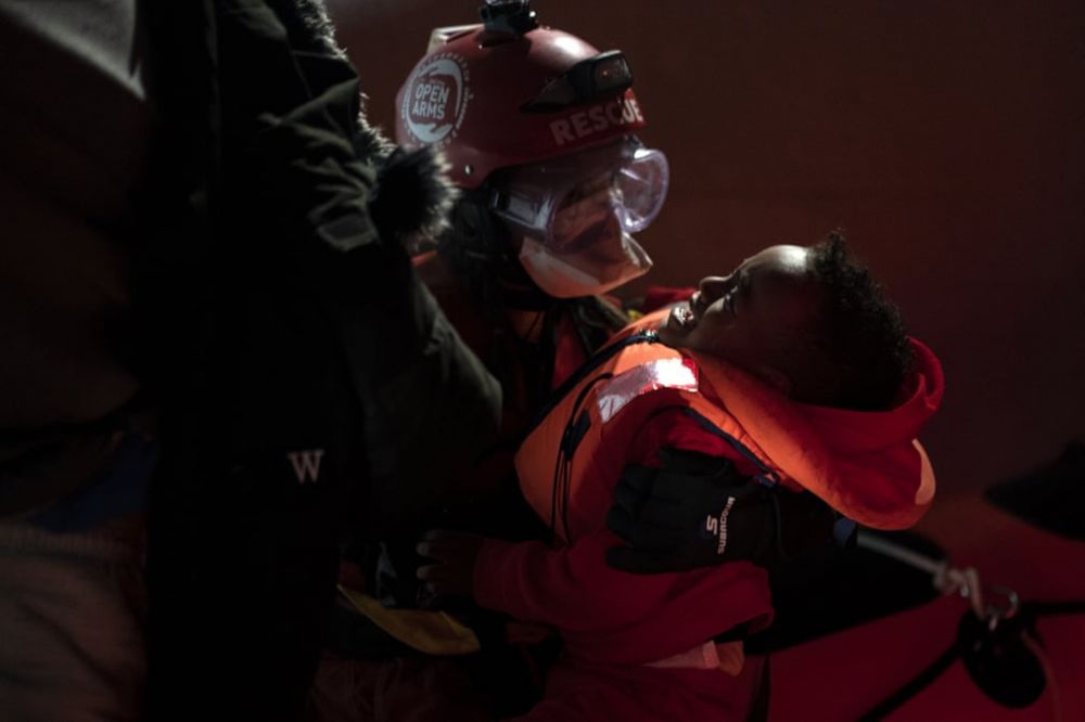 Ảnh ấn tượng tuần (28/12 3/1): Câu chuyện vaccine Covid-19, giao thừa lạ lùng nhất lịch sử, ông Trump chơi golf và đánh bom kinh hoàng ở Yemen