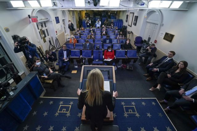 Ảnh ấn tượng tuần (28/12-3/1): Điều chưa từng có ở Đồi Capitol, xót xa vụ tai nạn máy bay Indonesia và nhà sáng lập WikiLeaks nhận tin vui