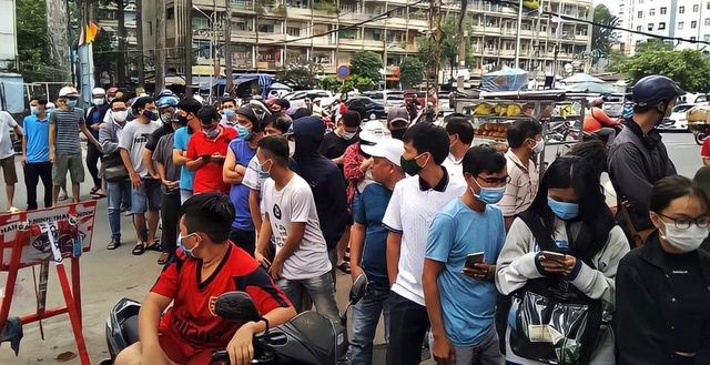 Báo Thái Lan ‘ghen tị’ đăng ảnh cơn sốt vé xem Kiatisuk tại Việt Nam