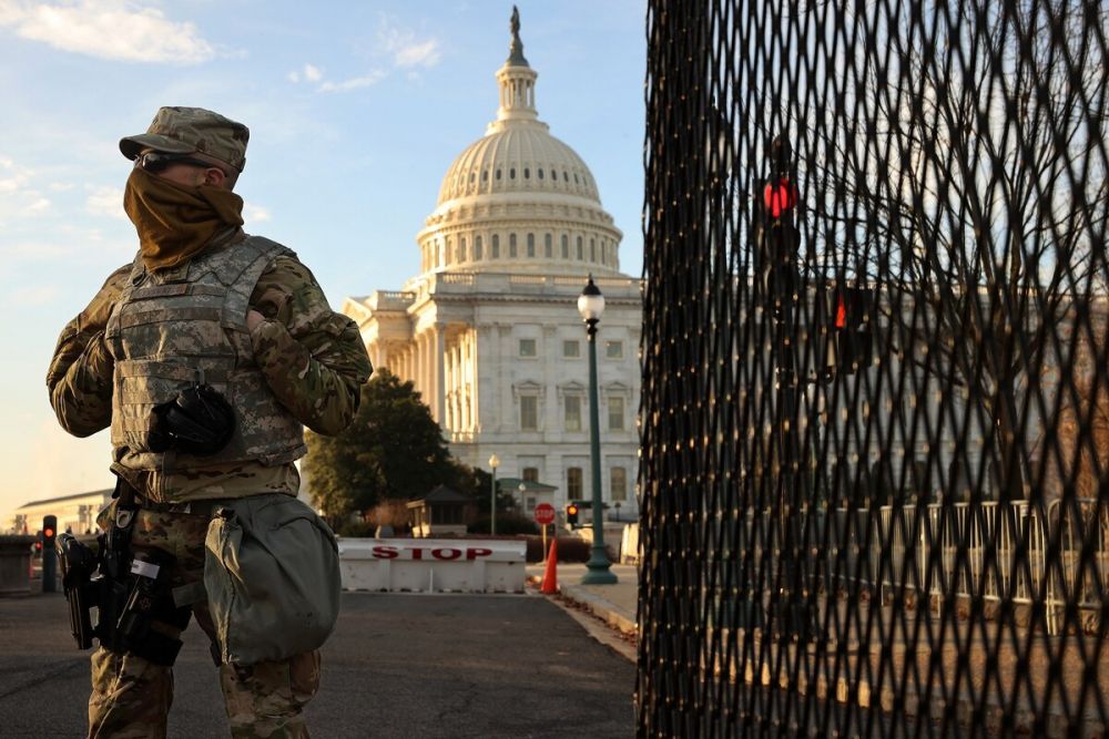 Một thành viên của Lực lượng Vệ binh Quốc gia New York đứng ở cổng bên ngoài Điện Capitol của Hoa Kỳ vào ngày 14 tháng 1 năm 2021, một ngày sau khi Hạ viện bỏ phiếu luận tội Tổng thống Donald Trump lần thứ hai. (Nguồn: Getty)