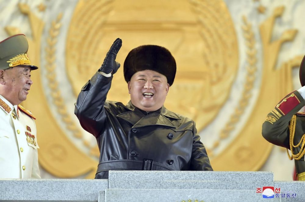 Nhà lãnh đạo Triều Tiên Kim Jong-un vẫy tay chào tại cuộc duyệt binh vào ngày 14/1, tại thủ đô Bình Nhưỡng, sự kiện được tổ chức chào mừng thành công của Đại hội đảng Lao động lần thứ VIII. Các hãng truyền thông không được phép đưa tin về sự kiện. Các hìn