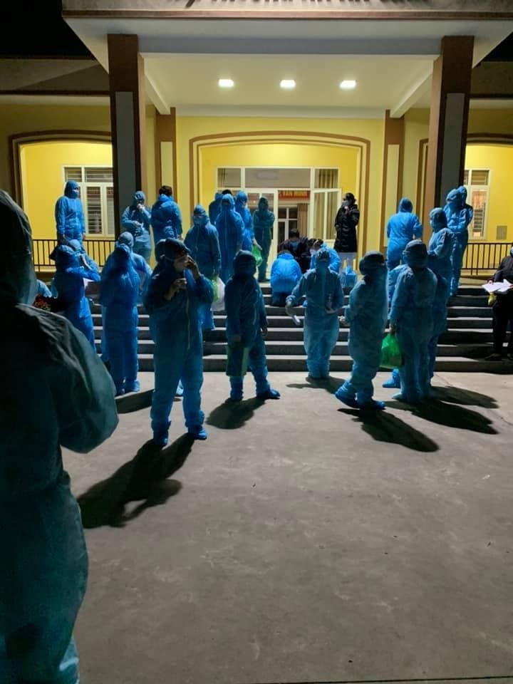 Lực lượng y tế làm việc tại thị xã Đông Triều, Quảng Ninh.