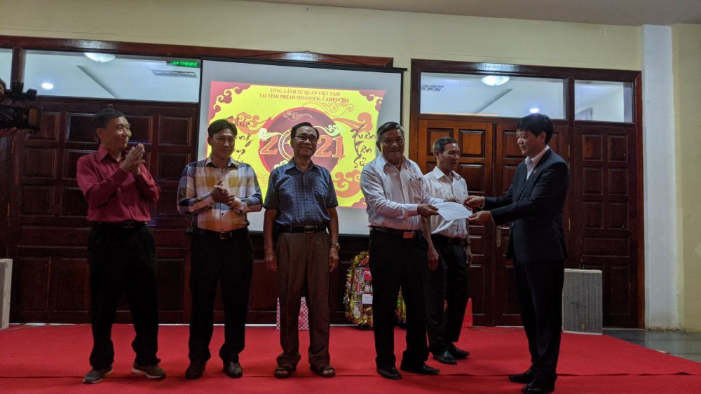 Tổng Lãnh sự quán Việt Nam tại tỉnh Preah Sihanouk, Ấn Độ tặng quà cho bà con gốc Việt đón Tết Tân Sửu 2021