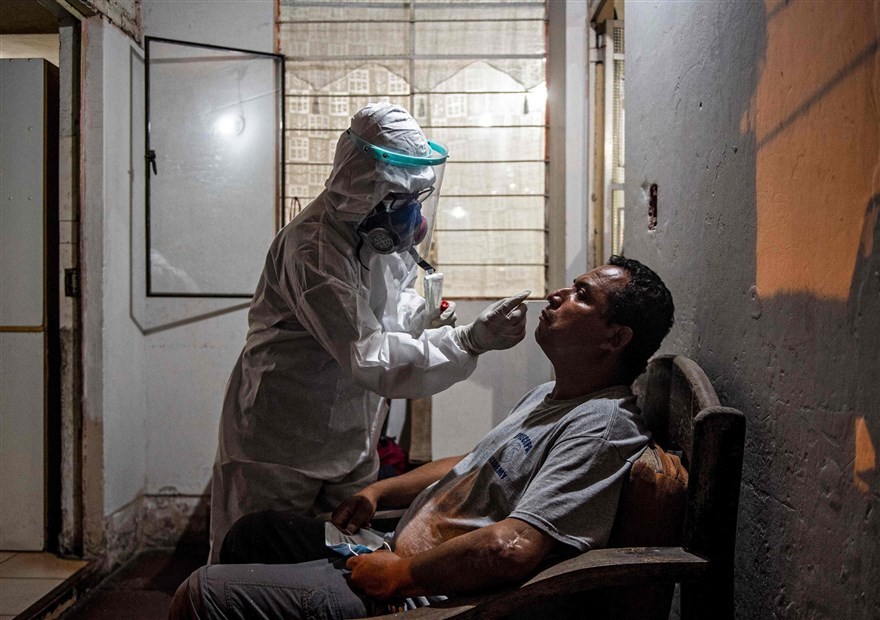 Ảnh ấn tượng tuần (25-31/1): Chủ tịch Hạ viện Mỹ ám chỉ ‘kẻ thù từ bên trong’, chuyến thăm Đồi Capitol và nỗi đau 'sóng thần' Covid-19