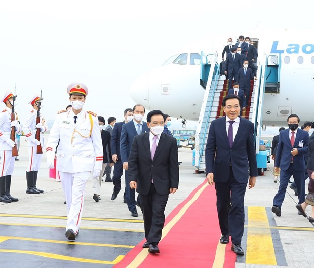 Lễ đón Thủ tướng Lào Phankham Viphavanh tại sân bay quốc tế Nội Bài, Hà Nội. (Ảnh: Văn Điệp/TTXVN)