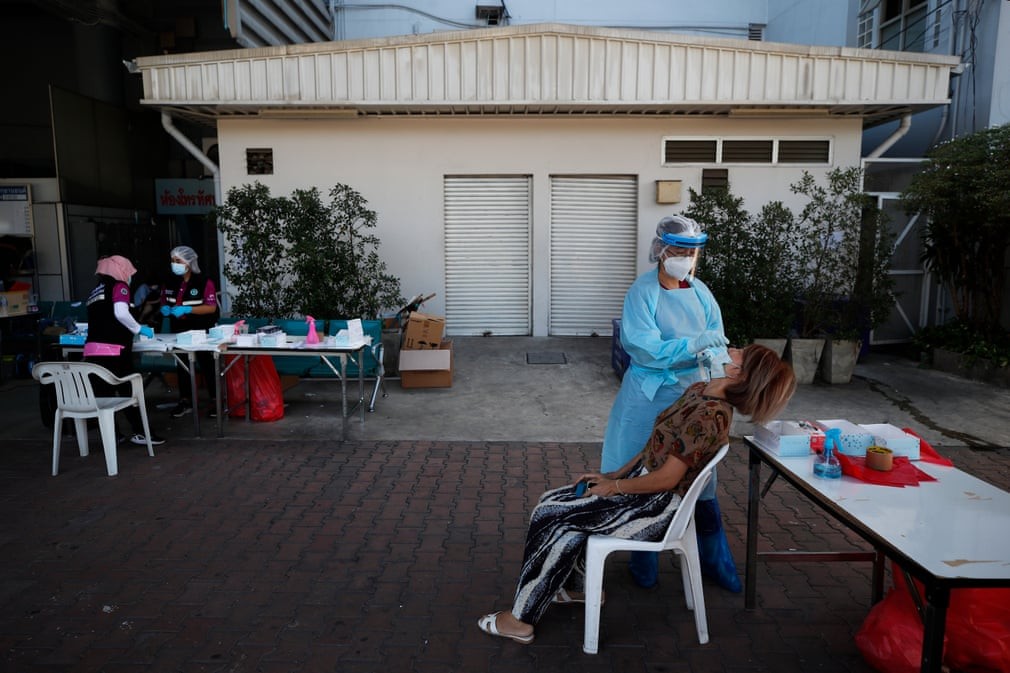 Du khách được lấy mẫu xét nghiệm Covid-19 sau khi đến bến xe buýt Bangkok, Thái Lan. Trước sự gia tăng nhanh chóng các ca mắc mới Covid-19, chính phủ quốc gia Đông Nam Á đã áp dụng các biện pháp nhằm hạn chế sự lây lan như cho người dân làm việc tại nhà sau kỳ nghỉ Năm mới. (Nguồn: EPA) Du khách được lấy mẫu xét nghiệm Covid-19 sau khi đến bến xe buýt Bangkok, Thái Lan. Trước sự gia tăng nhanh chóng các ca mắc mới Covid-19, chính phủ quốc gia Đông Nam Á đã áp dụng các biện pháp nhằm hạn chế sự lây lan như cho người dân làm việc tại nhà s