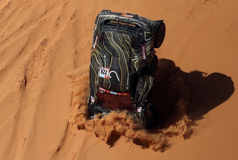 Chiếc xe của tay đua Guerlain Chicherit và cộng sự thuộc đội Gck Motorsport gặp tai nạn trong chặng 4 của cuộc đua ô tô Dakar từ Al Qaysumah đến Riyadh, Saudi Arabia, ngày 5/1. (Nguồn: Reuters)