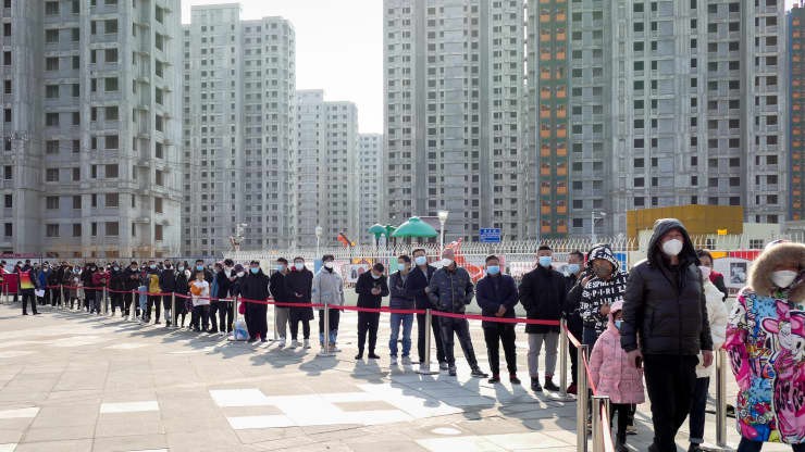 Người dân xếp hàng để lấy mẫu xét nghiệm Covid-19 ở Thiên Tân, Trung Quốc, tháng 1/2022. (Nguồn: Getty Images)