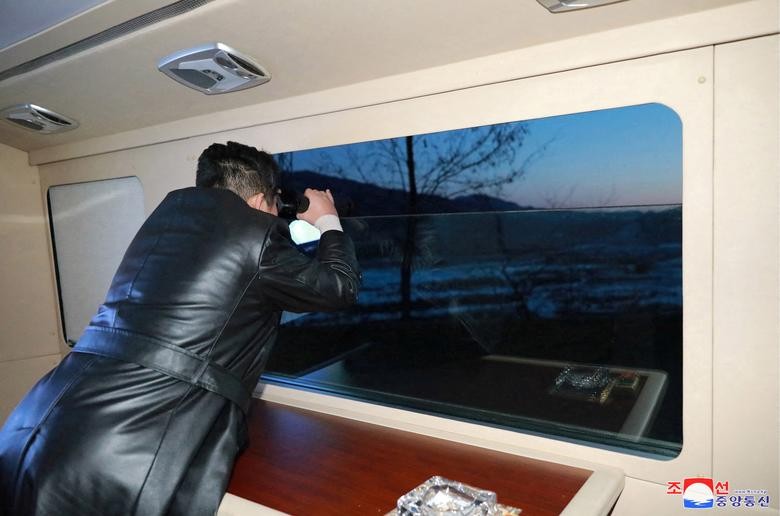 Theo truyền thông nhà nước, bức ảnh này cho thấy nhà lãnh đạo Triều Tiên Kim Jong Un đang quan sát vụ thử tên lửa siêu thanh tại một địa điểm không được tiết lộ ở Triều Tiên, ngày 11/1. (Nguồn: KCNA)