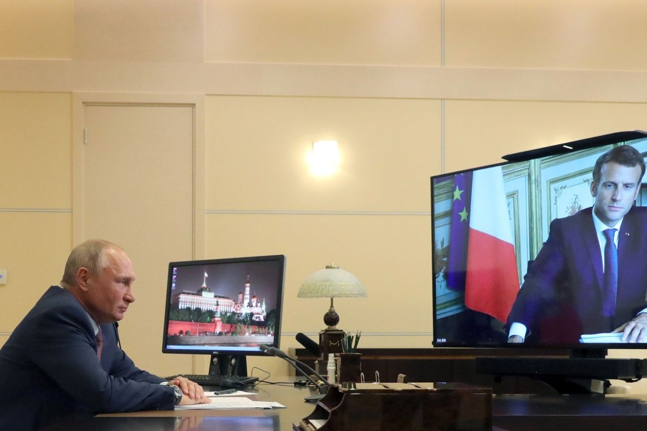 Ảnh ấn tượng tuần (24-30/1): Nga tập trận sẵn sàng chiến đấu, Tổng thống Ukraine ‘trách’ Mỹ và điện đàm Putin-Macron chiếm sóng