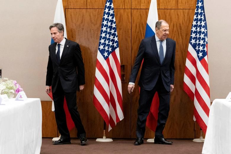 Ngoại trưởng Mỹ Antony Blinken (trái) và người đồng cấp Nga Sergei Lavrov di chuyển đến chỗ ngồi trước cuộc hội đàm tại Geneva, Thụy Sỹ, ngày 21/1. Sau sự kiện, ông Blinken cảnh báo Nga sẽ phải đối mặt với 'phản ứng nhanh chóng, nghiêm khắc và đoàn kết' n