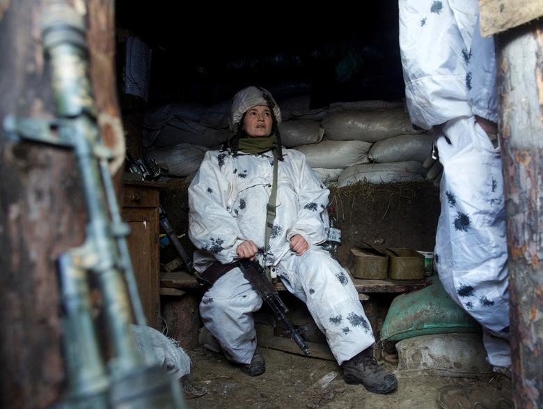 Binh sĩ thuộc lực lượng vũ trang Ukraine tại chiến hào gần ranh giới với phiến quân do Nga hậu thuẫn gần Horlivka ở vùng Donetsk, Ukraine, ngày 20/1. (Nguồn: Reuters)