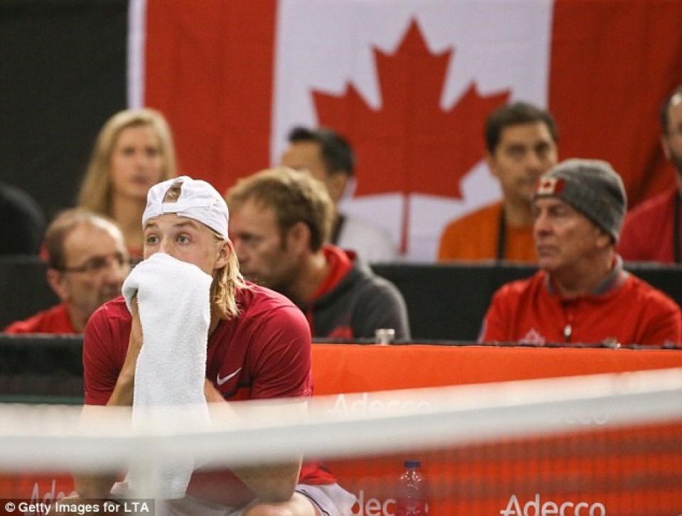 tay vot canada tuc gian danh bong lam bam tim mat trong tai