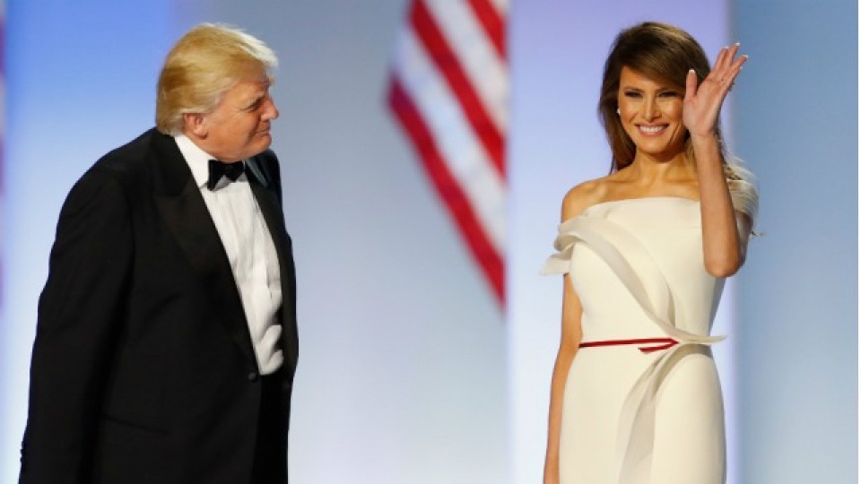 tong thong trump trai long ve vo trong hop bao