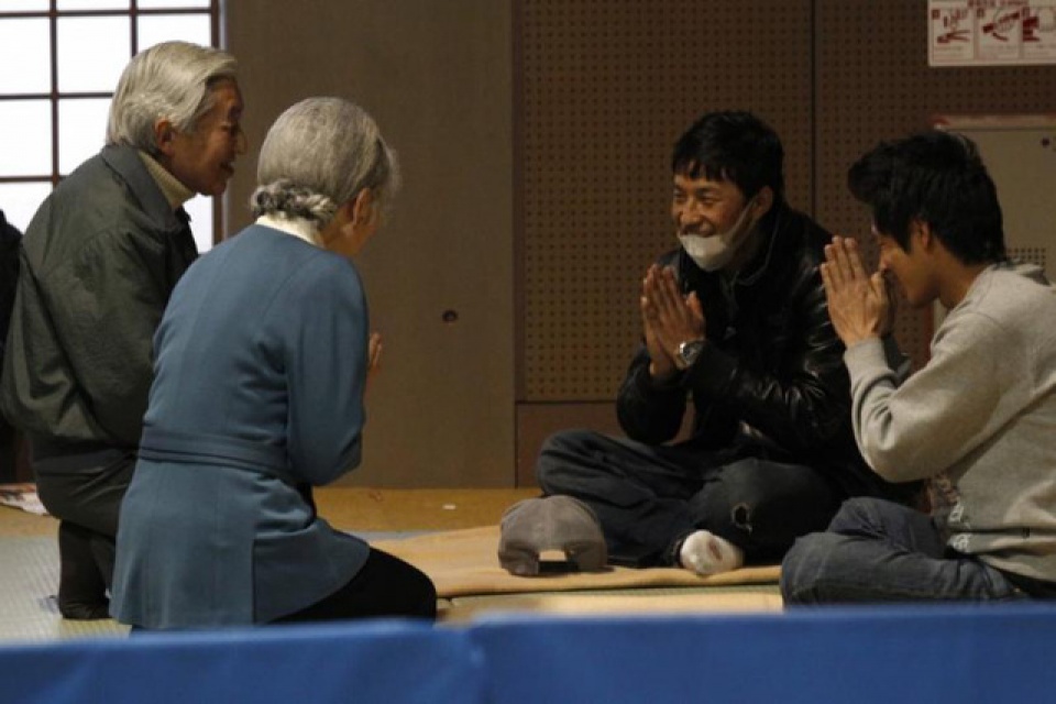 Nhà vua và Hoàng hậu Nhật Bản trồng lúa, nuôi tằm trong Hoàng cung nha vua va hoang hau nhat ban trong lua nuoi tam trong hoang cung