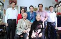 Chủ tịch Quốc hội tặng quà cho người nghèo, gia đình có công tại Long An và Bến Tre