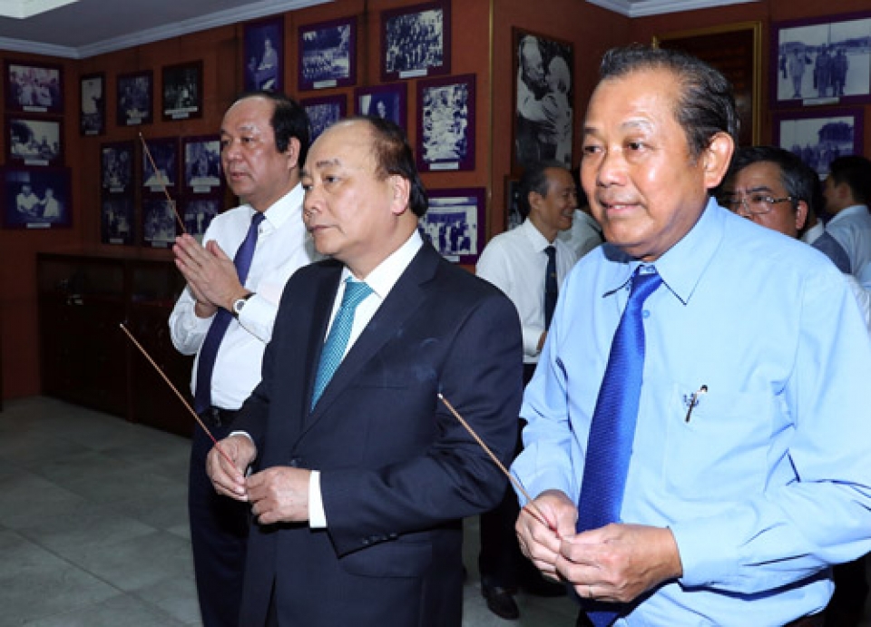 Thủ tướng dâng hương, tưởng nhớ các đồng chí nguyên lãnh đạo Nhà nước, Chính phủ thu tuong dang huong tuong nho cac dong chi nguyen lanh dao nha nuoc chinh phu