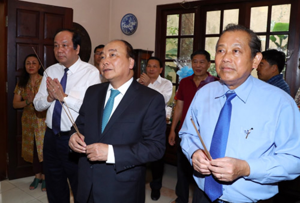 Thủ tướng dâng hương, tưởng nhớ các đồng chí nguyên lãnh đạo Nhà nước, Chính phủ thu tuong dang huong tuong nho cac dong chi nguyen lanh dao nha nuoc chinh phu
