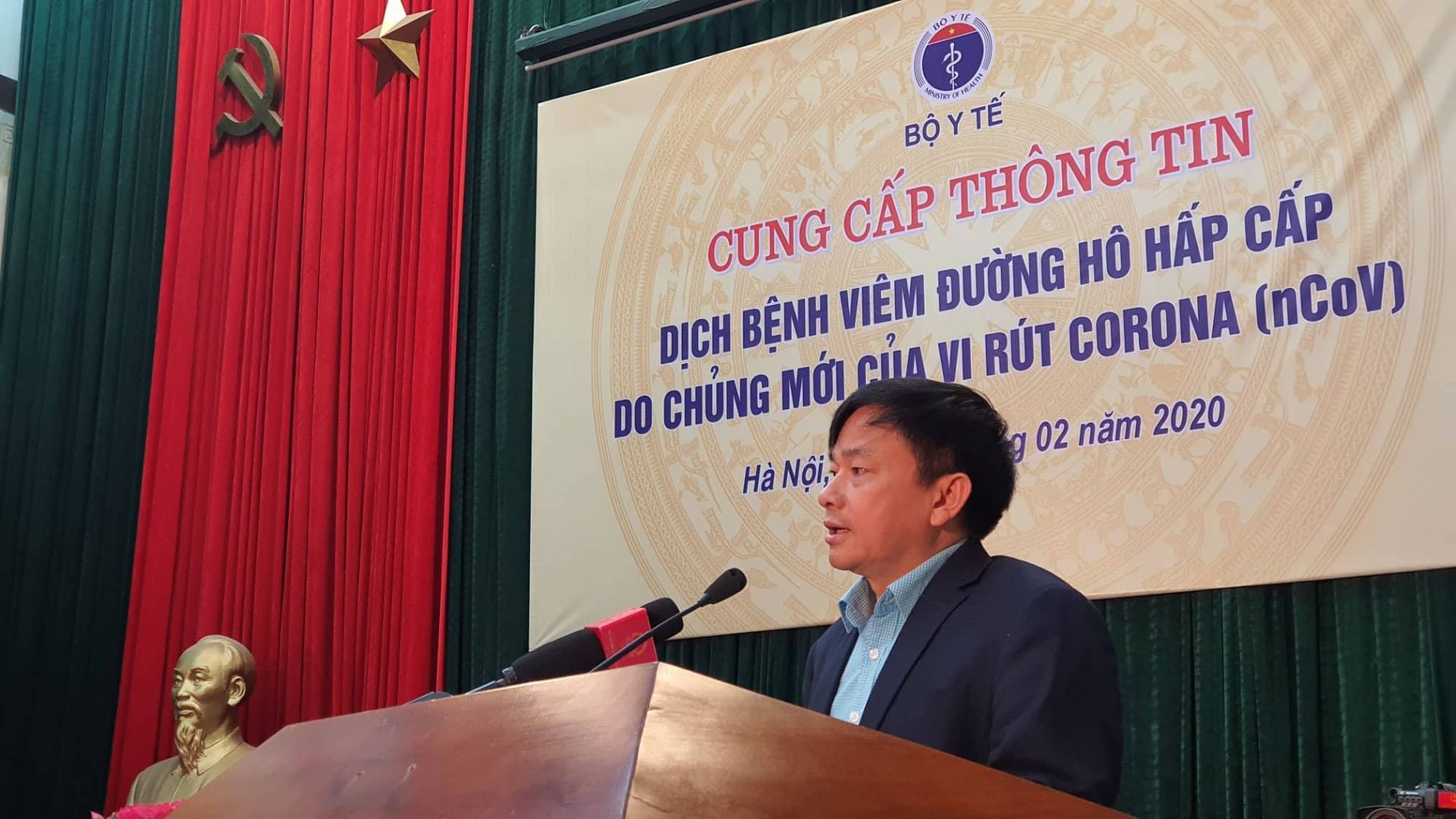 bac si huong dan cach cham soc tre tai nha phong virus corona