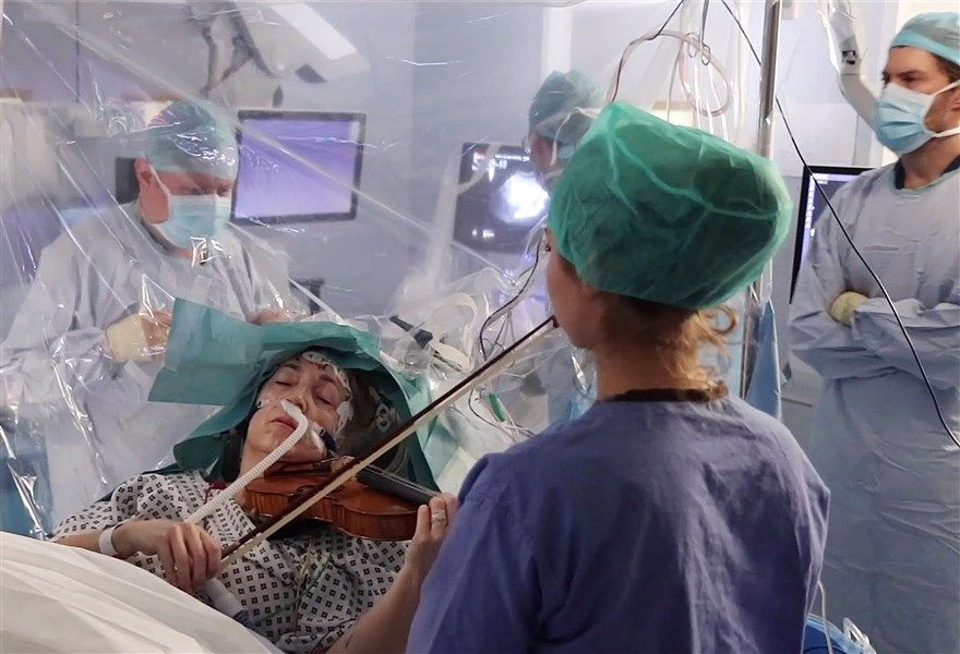 anh an tuong trong tuan 17 232 tinh yeu su so hai truoc dich covid 19 va em be syria tap quen voi tieng phao kich