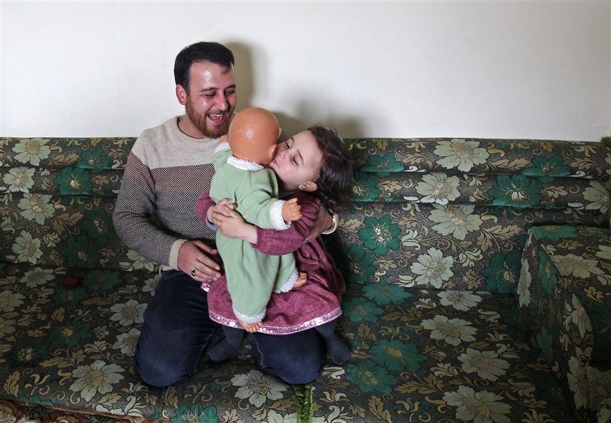 anh an tuong trong tuan 17 232 tinh yeu su so hai truoc dich covid 19 va em be syria tap quen voi tieng phao kich