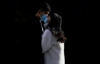 Ảnh ấn tượng trong tuần (17-23/2): Tình yêu, sự sợ hãi trước dịch Covid-19 và em bé Syria tập quen với tiếng pháo kích