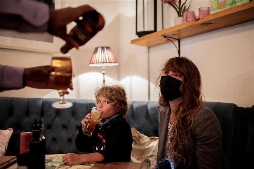 Ảnh ấn tượng tuần (2-8/2): Điều tra nguồn gốc Covid-19, ông Navalny thả tim và nụ hôn ngọt ngào của Tổng thống Mỹ Joe Biden