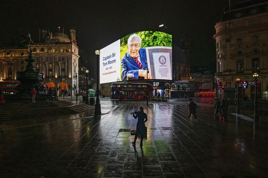 Ảnh ấn tượng tuần (2-8/2): Điều tra nguồn gốc Covid-19, ông Navalny thả tim và nụ hôn ngọt ngào của Tổng thống Mỹ Joe Biden