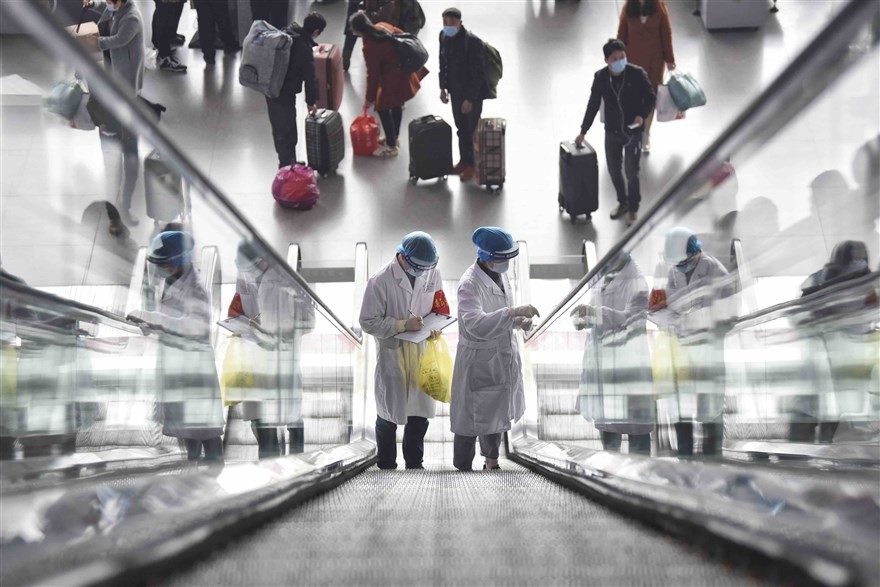 Ảnh ấn tượng tuần (2-8/2): Điều tra nguồn gốc Covid-19, ông Navalny thả tim và nụ hôn ngọt ngào của Tổng thống Mỹ Joe Biden