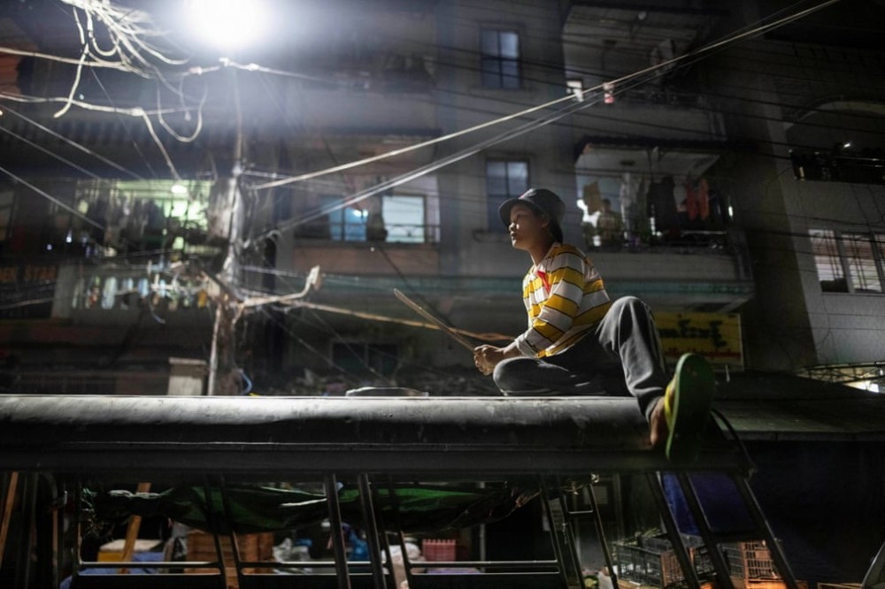 Ảnh ấn tượng tuần (2 8/2): Điều tra nguồn gốc Covid-19, ông Navalny thả tim với vợ và nụ hôn ngọt ngào của vợ chồng tân Tổng thống Mỹ Joe Biden