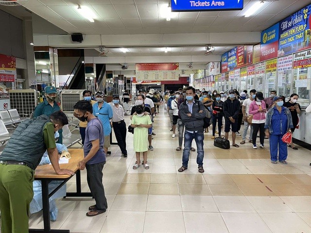 Cuộc chiến với dịch Covid-19 còn kéo dài, cộng đồng cần tự giác thực hiện các biện pháp phòng chống và phối hợp với cơ quan chức năng để tránh nguy cơ lây nhiễm (ảnh: Phạm Nguyễn)