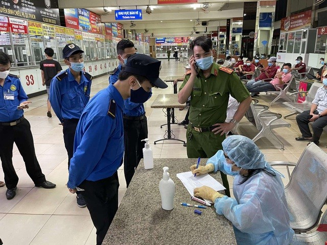 Covid-19 ở TP. HCM: ‘Hỏa tốc’ mở rộng xét nghiệm truy tìm ổ dịch ngoài cộng đồng