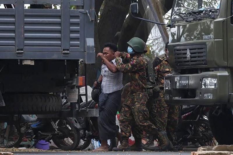 Một người biểu tình bị dẫn đi sau khi bị lực lượng an ninh bắt giữ trong cuộc biểu tình phản đối cuộc đảo chính quân sự ở Mandalay vào ngày 20 tháng 2 năm 2021. (Nguồn: AFP)